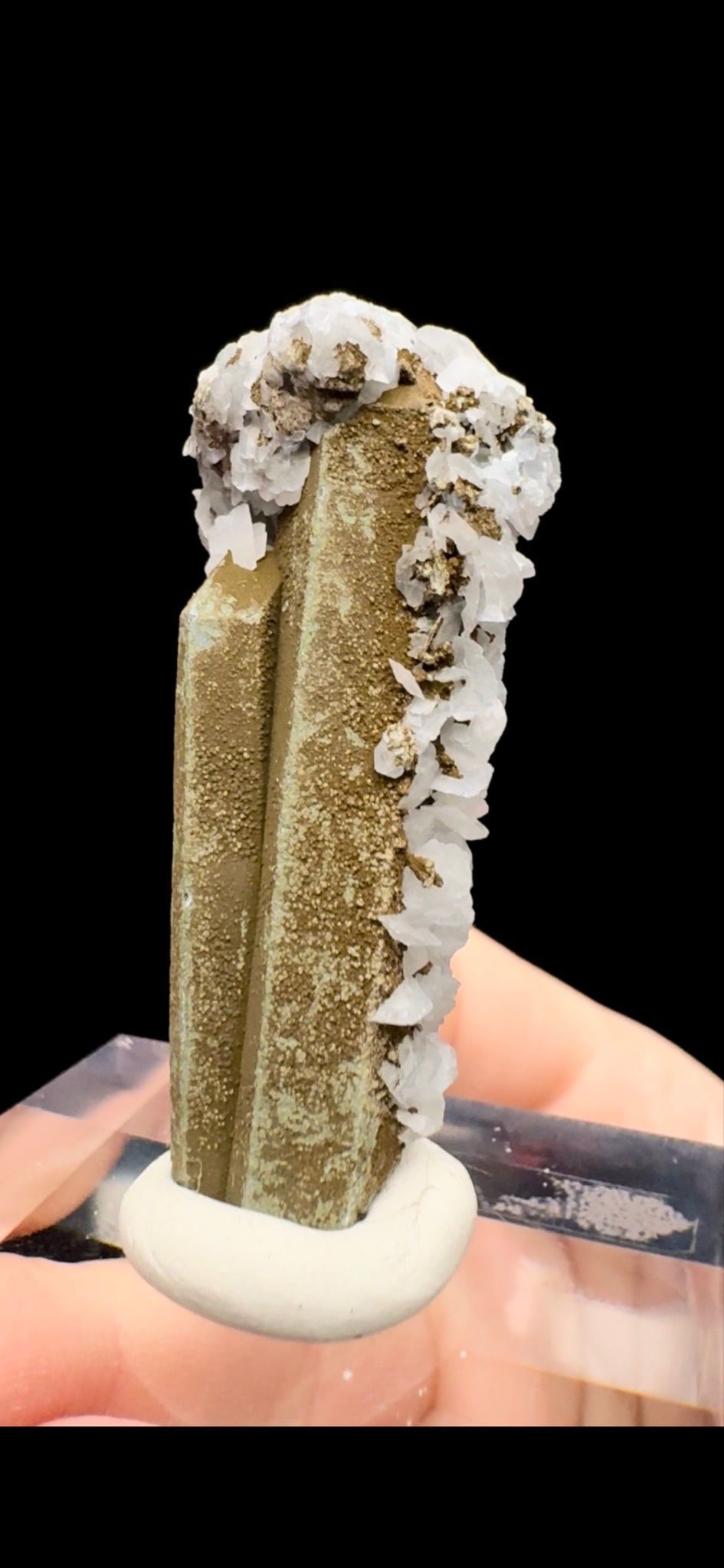 044- Calcite on Quartz
