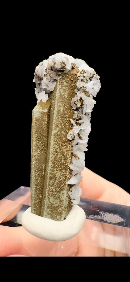 044- Calcite on Quartz