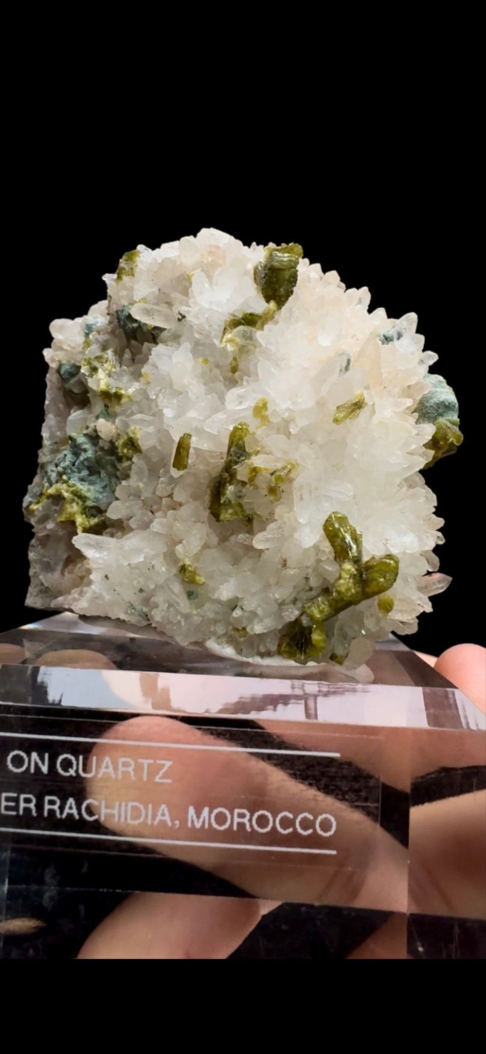 0512- Epidote on Quartz